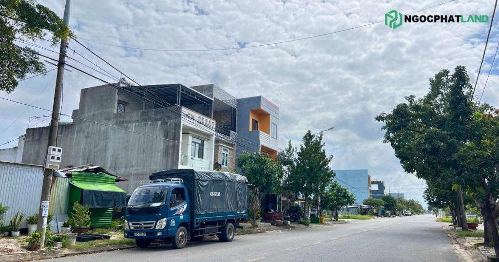 View đất đường đô đốc lân nhìn vào trường học
