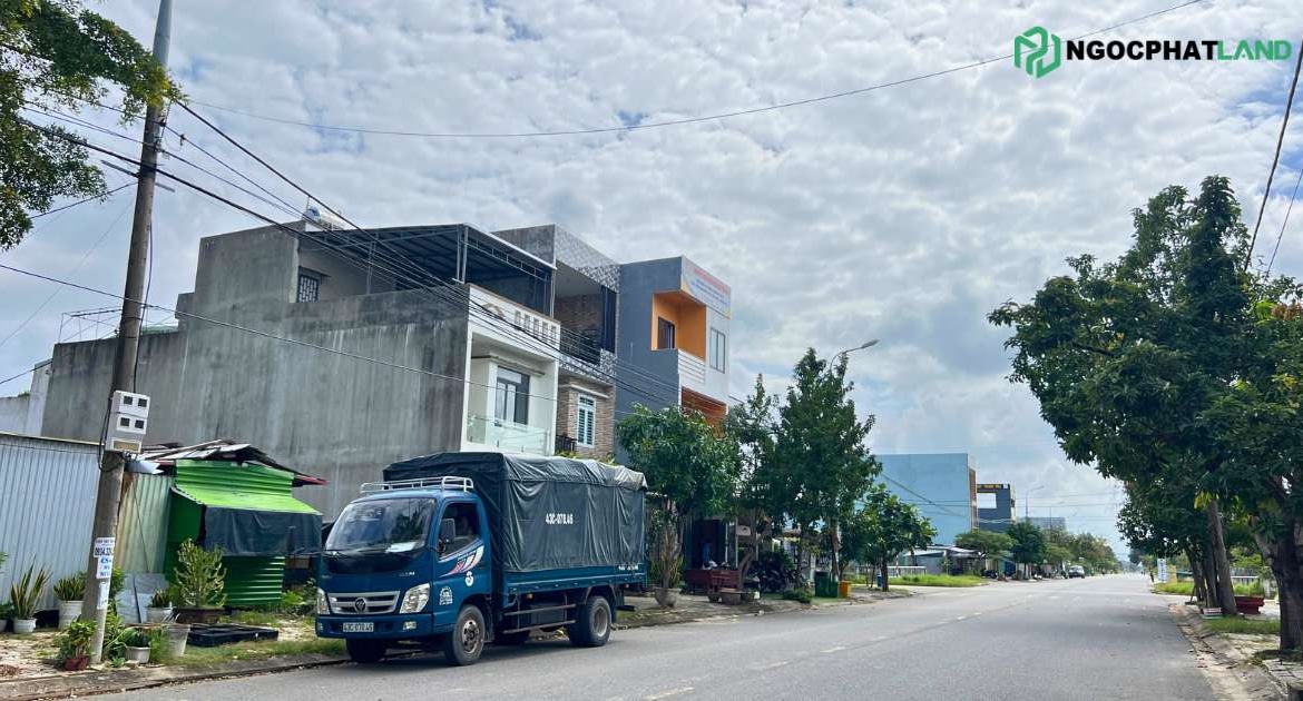View đất đường đô đốc lân nhìn vào trường học