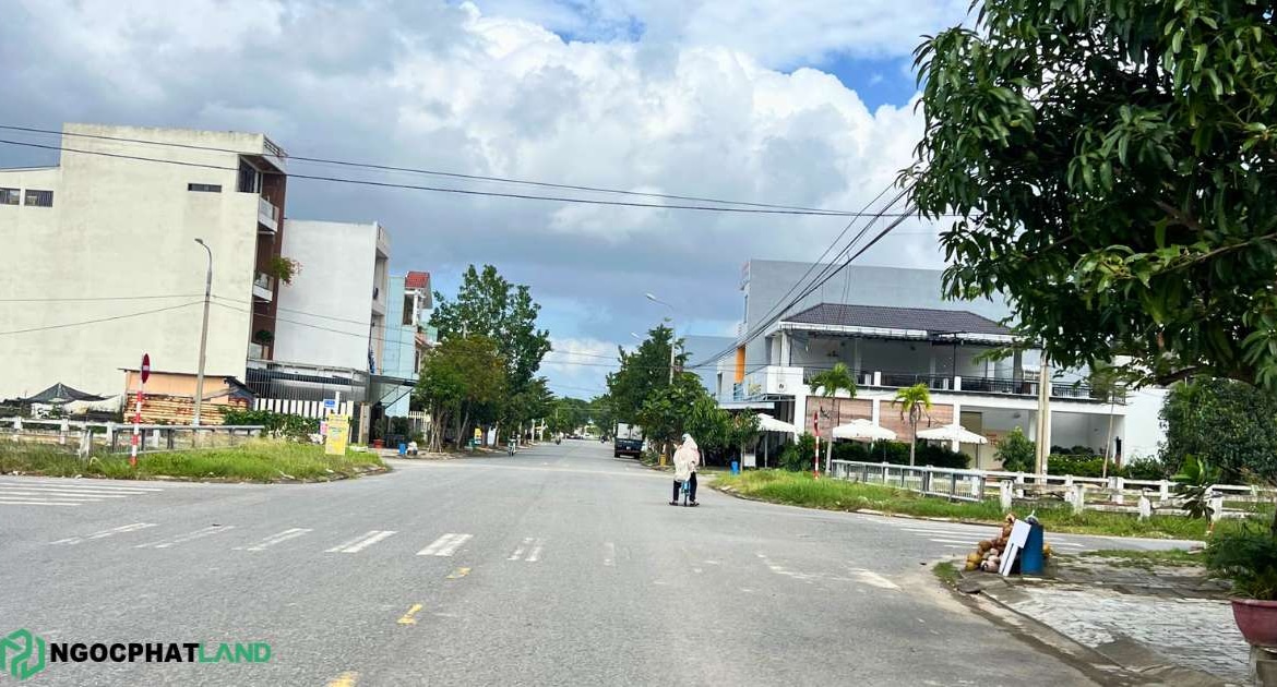 View đất đường đô đốc lân nhìn vào trường học
