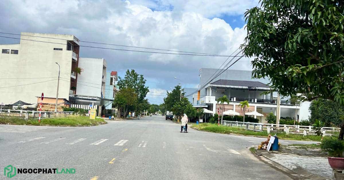 View đất đường đô đốc lân nhìn vào trường học